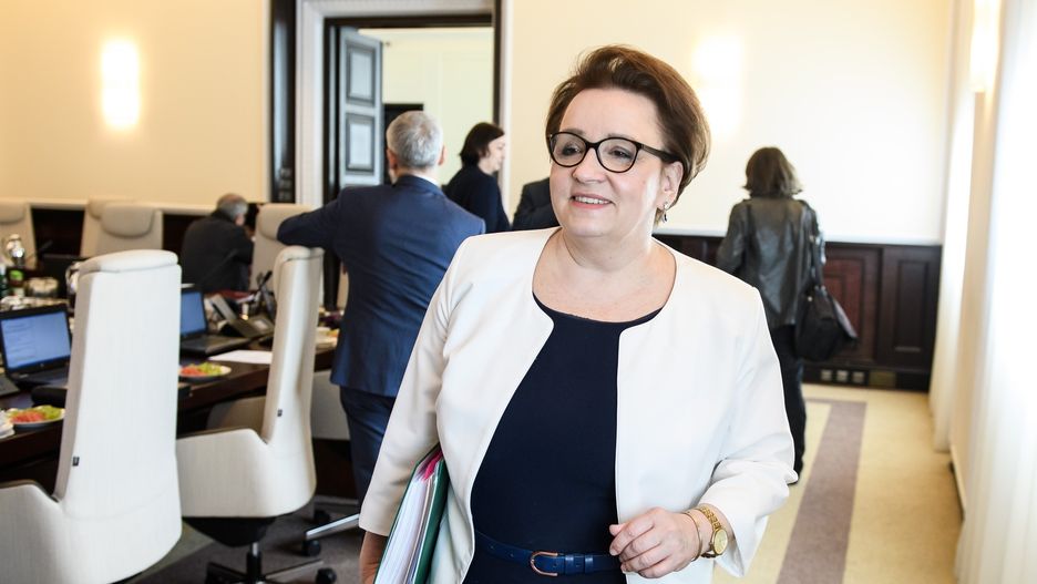 Egzamin gimnazjalny się odbędzie? Minister Zalewska "Kilka tysięcy osób zgłosiło się do pomocy przy egzaminach".