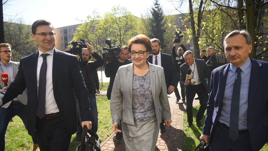 Minister Anna Zalewska w drodze na negocjacje z ZNP.