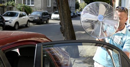 Upały nie chcą się skończyć. Policzyliśmy, ile kosztuje ochłoda z wentylatora i klimatyzacji
