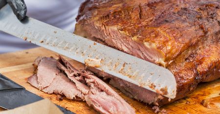 Soczyste i aromatyczne mięso, czyli pastrami. Smak Nowego Jorku