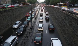 Warszawa. Dwie kolizje w centrum stolicy, duży korek na Trasie Łazienkowskiej