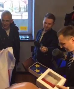 Sławomir Nitras z PO chciał ofiarować Joachimowi Brudzińskiemu flagę UE. Ale polityk PiS jest na pielgrzymce