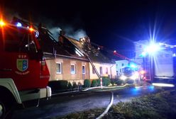 Pożar domu w Biskupicach. Ranny strażak
