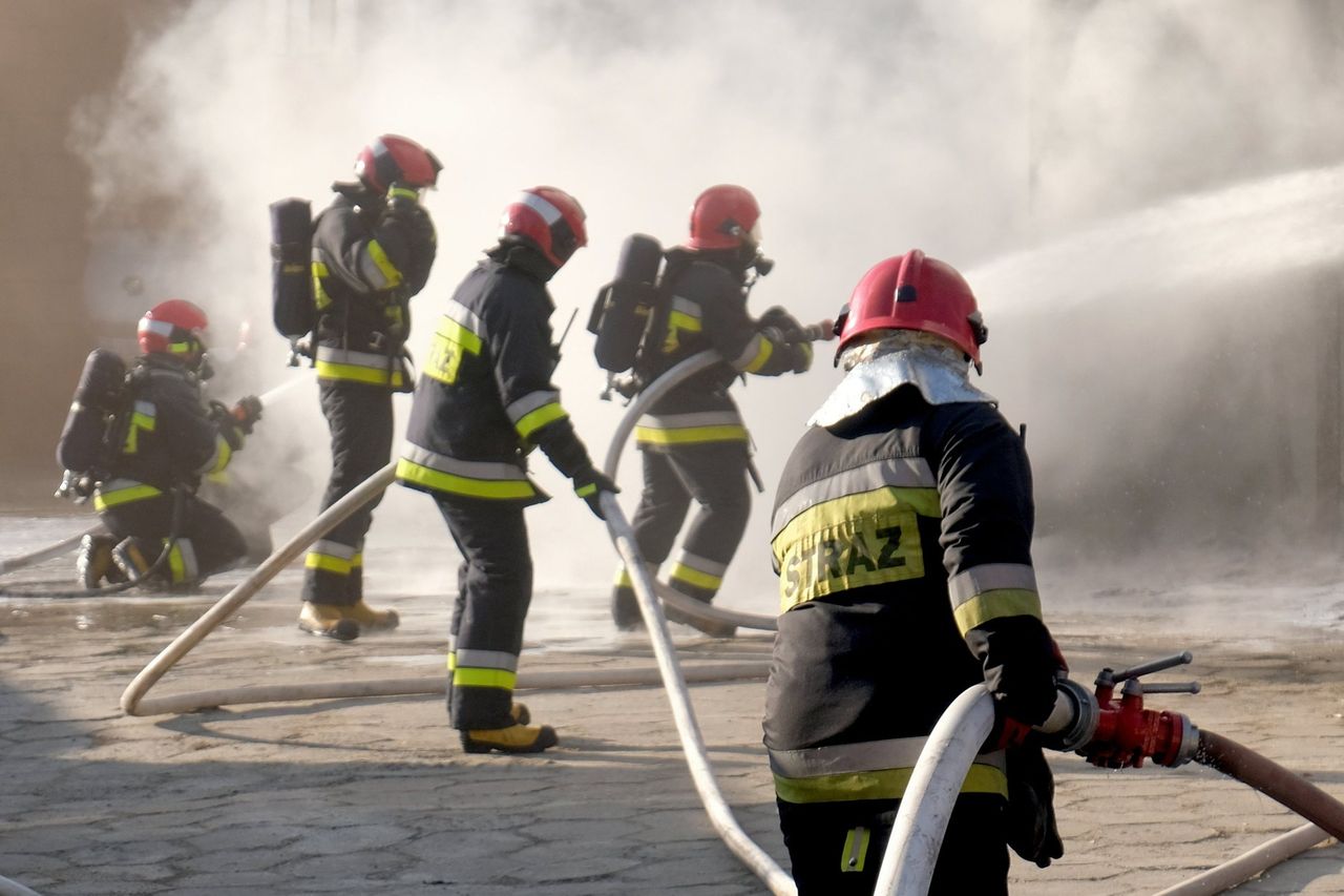 Strażacy pojechali gasić pożar własnymi samochodami