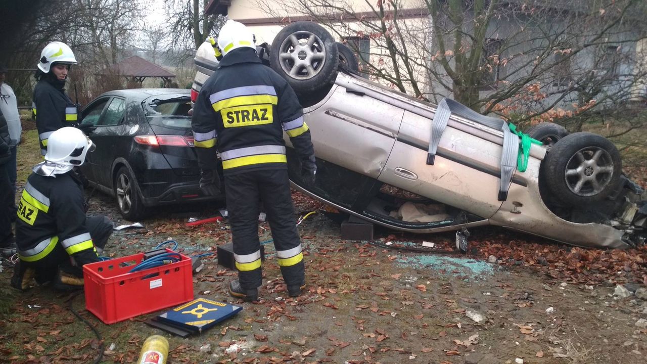 Pijany kierowca dachował. Wpadł autem na prywatną posesję