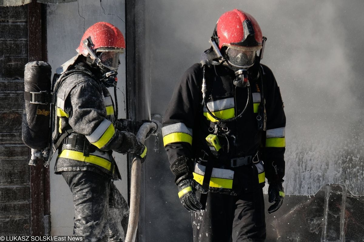 Pożar w zakładzie przemysłowym w Dębskiej Woli. Płonie płynny cynk