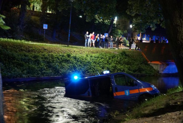 Olsztyn. Auto straży miejskiej wpadło do rzeki