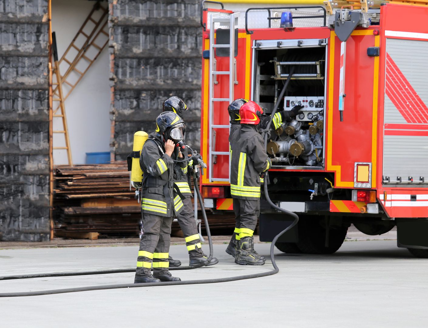 Straż pożarna ewakuowała z budynku 3 osoby