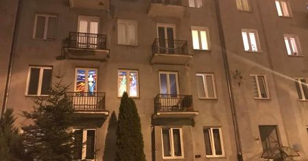 Niepozorna kamienica skrywa sekret. Nocą widać najwięcej