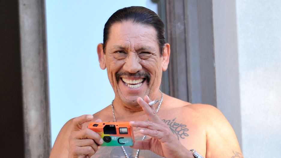 Danny Trejo jest prowadzącym serialu dokumentalnego "Danny Trejo testuje broń" w Telewizji WP