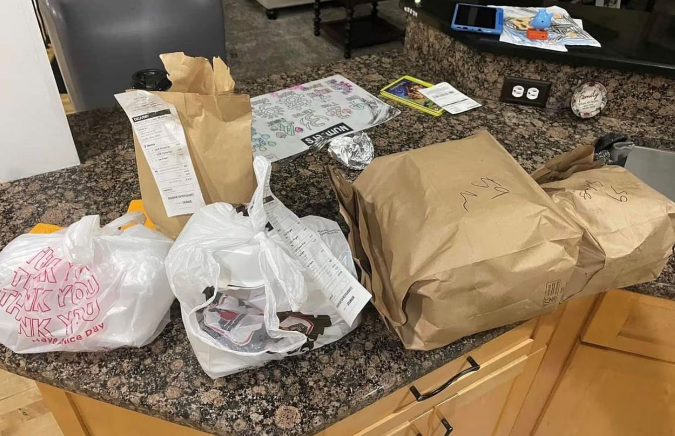 Chłopiec zabrał telefon- Pyszności/ źródło: Keith Stonehouse