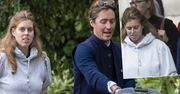 Księżniczka Beatrice z mężem i córeczką spacerują w parku. Tak wnuczka królowej Elżbiety II wygląda zaledwie 3 tygodnie po porodzie