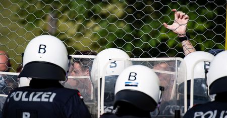 Austria: Policjanci i żołnierze ćwiczą odpieranie uchodźców