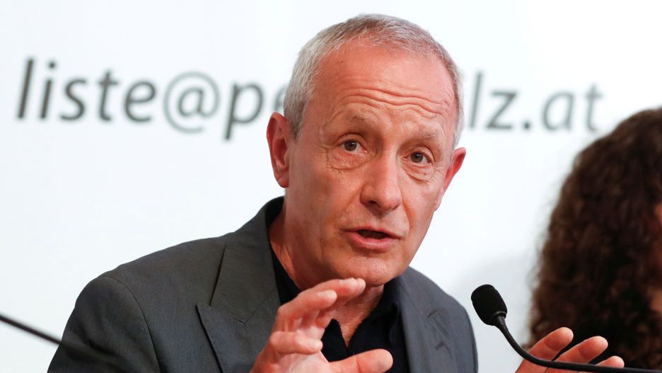 Peter Pilz podczas konferencji prasowej w Wiedniu
