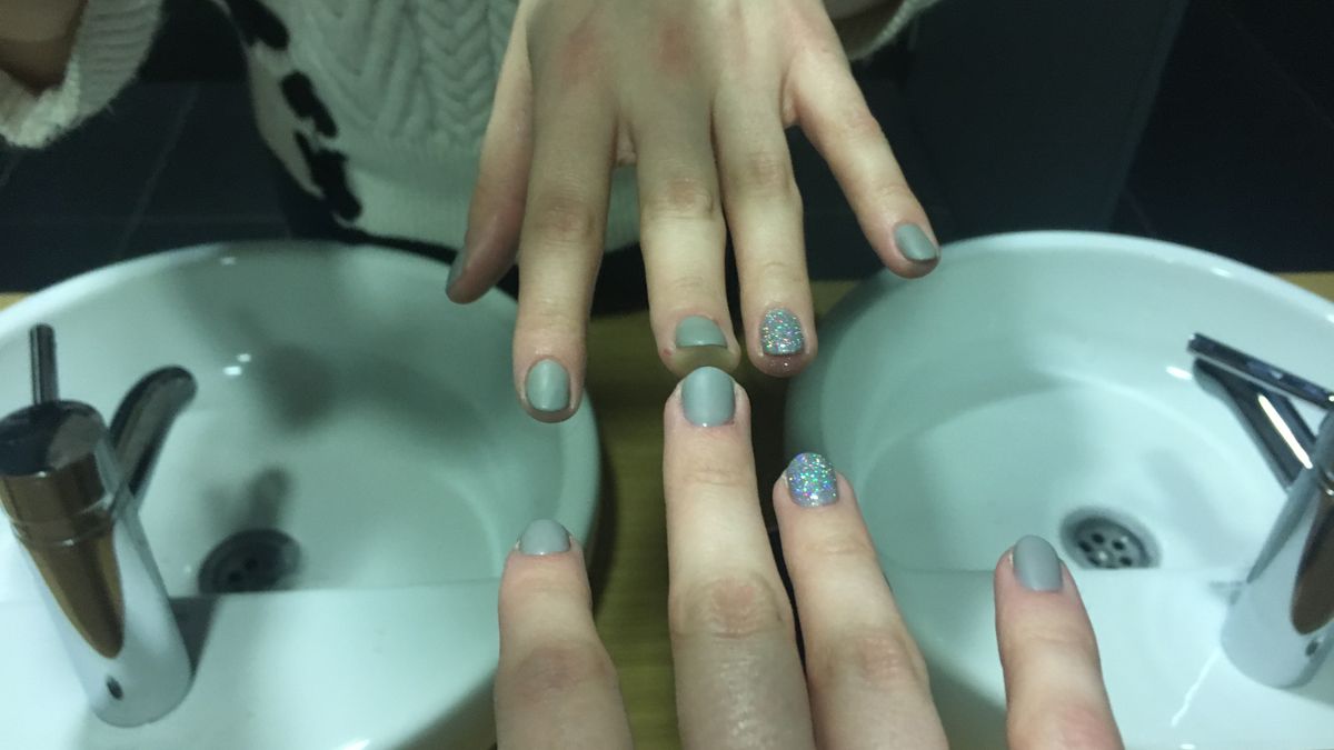 Test palca ujawni, czy za lustrem nie czai się podglądacz 