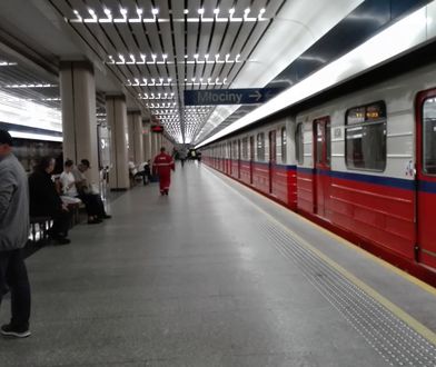 Wypadek w warszawskim metrze. Pociąg potrącił pasażera