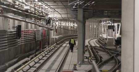 Dramatyczne sceny w warszawskim metrze. Pasażer uciekał tunelem, za nim biegła ochrona
