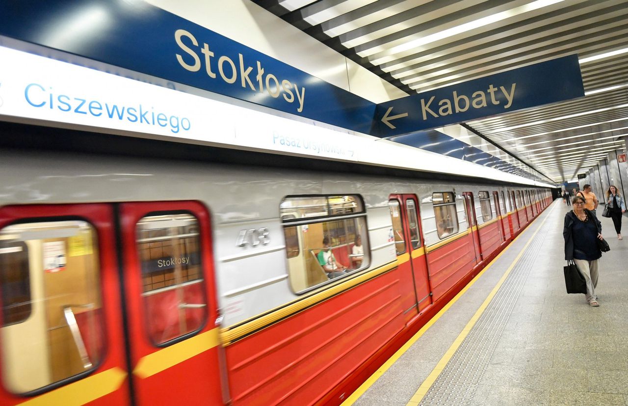 Metro. Bagaż na stacji Stokłosy. Pociągi kursują w pętli