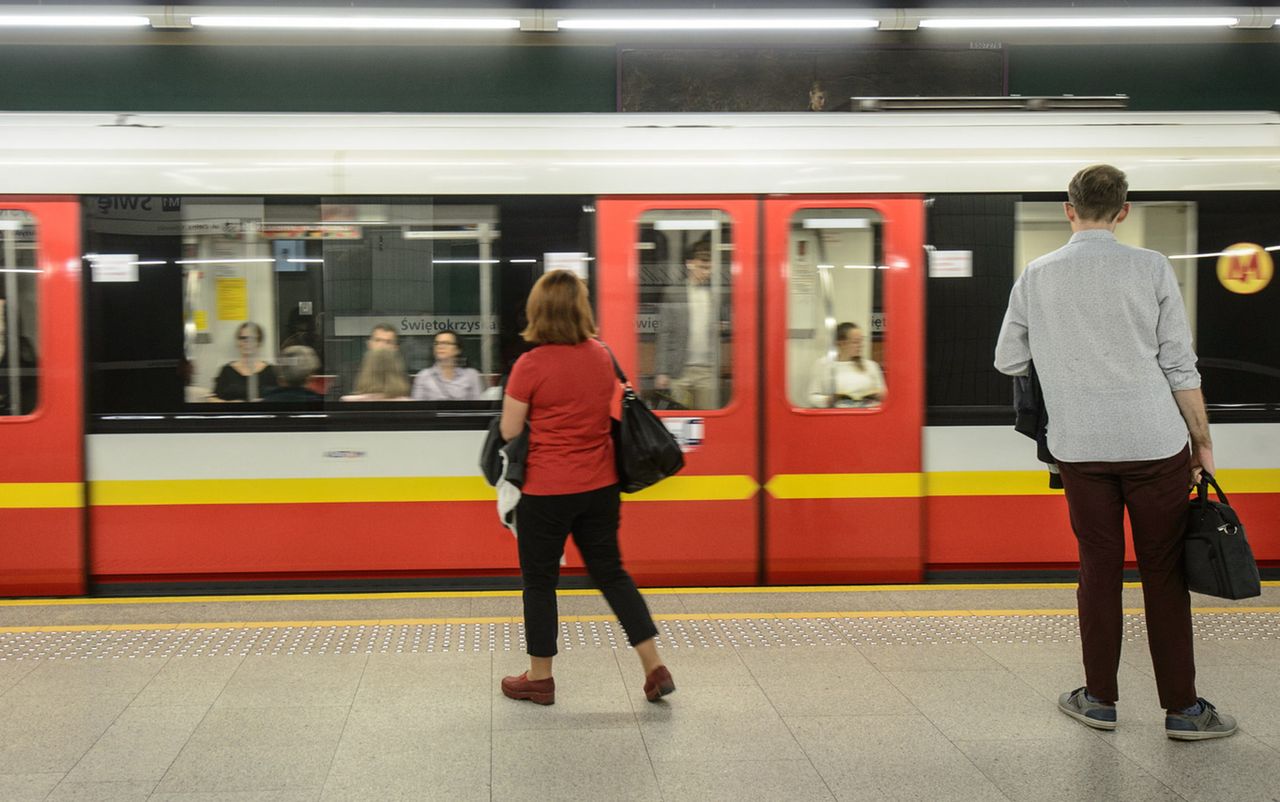 Warszawa. Trzy stacje metra zamknięte. Znaleziono bagaż na stacji Młociny