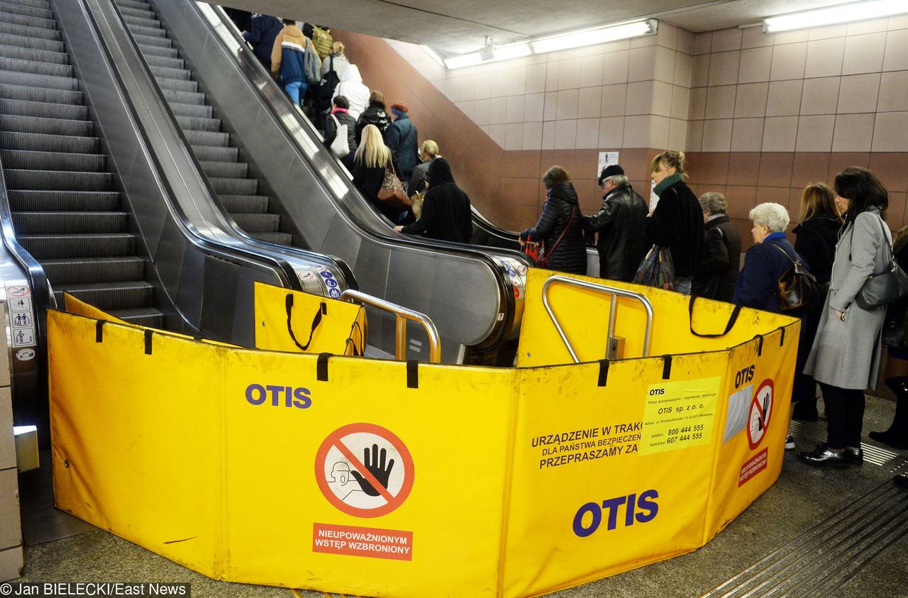 Awaria ruchomych schodów w warszawskim metrze. Wiadomo, co zawiniło