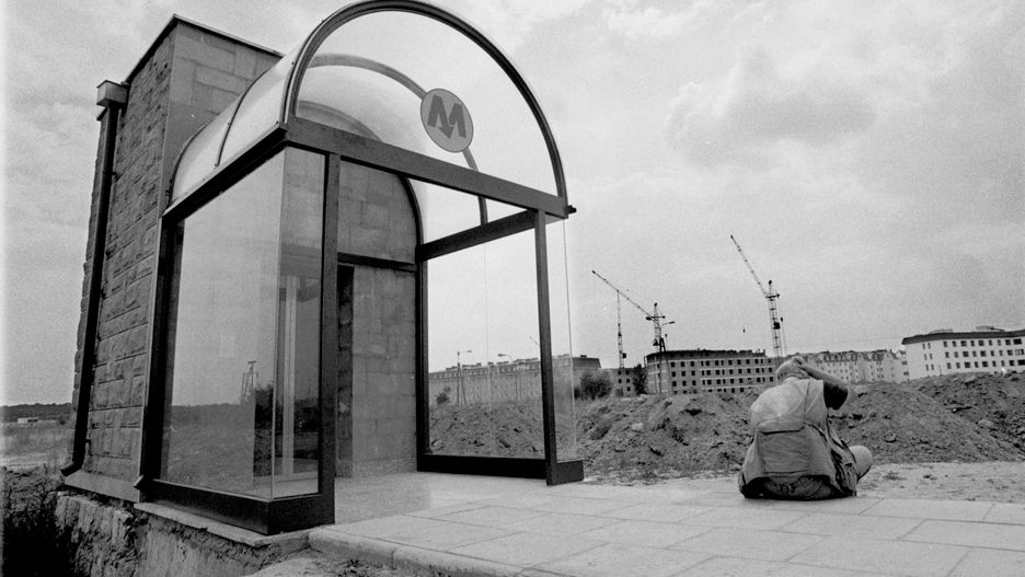 Stacja metra Kabaty w 1995 roku. W tle powstająca dopiero dzielnica