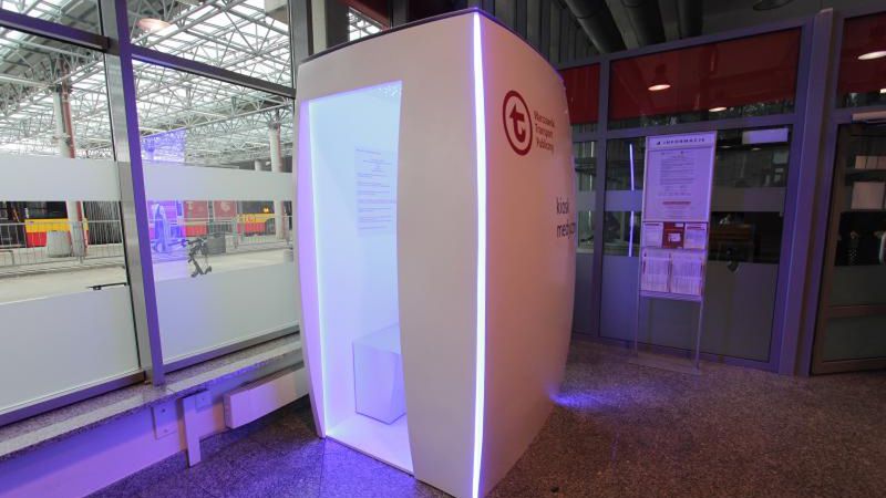 Warszawa. Kiosk telemedyczny na stacji Metro Młociny cieszy się dużą popularnością wśród pasażerów