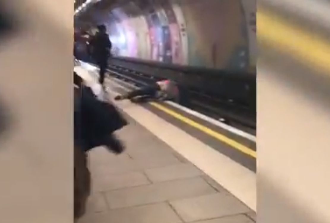 Polacy zataczali się w londyńskim metrze i spadli na tory. W ostatniej chwili zostali uratowani