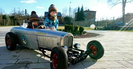 Polak zbudował miniaturowego hot roda dla swoich synów. Auto zachwyca jakością wykonania