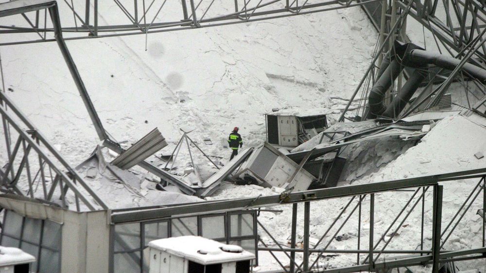 31.01.2006 Katowice N/z poszukiwanie zwlok na miejscu tragedii 
fot. Dariusz Redos/REPORTER