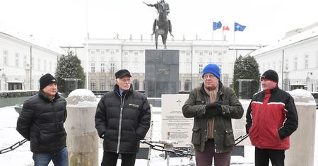 Bliscy ofiar katastrofy w Smoleńsku wypowiedzieli się nt. pomnika. "Należy zacząć budować"