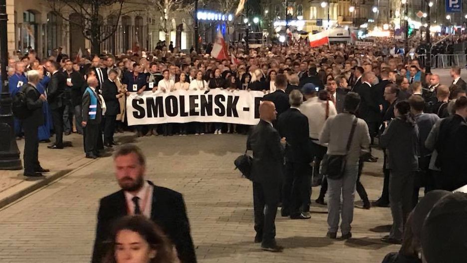 Rocznicę katastrofy smoleńskiej zakończył przemarsz z pl. Zamkowego przez Krakowskie Przedmieście
