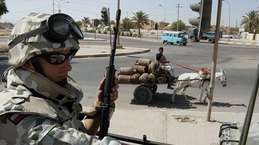 Polski żołnierz patroluje ulice irackiego miasta Karbala