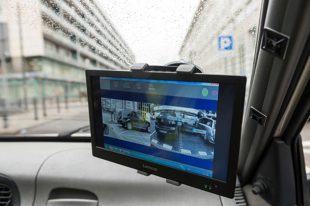 Warszawa. Ruszyły e-kontrole. Kamery sprawdzają, czy kierowcy zapłacili za parkowanie
