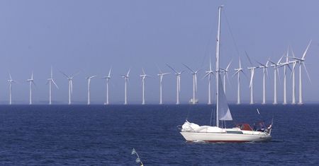 Wiatraki na morzu dadzą zarobić polskim firmom. Marzenia o atomie wesprą zagraniczne