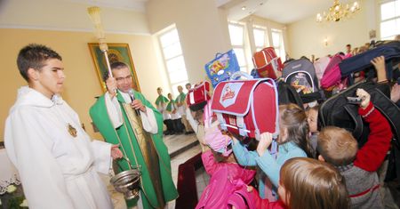 Poświęcenie plecaków i zajęcia odwołane przez mszę. Gęstnieje atmosfera wokół religii w szkołach
