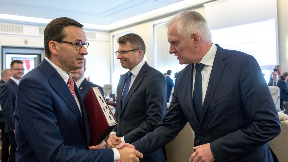 Rada Ministrów. Od lewej: premier Mateusz Morawiecki, wiceminister sprawiedliwości Marcin Warchoł (w tle) oraz wicepremier Jarosław Gowin