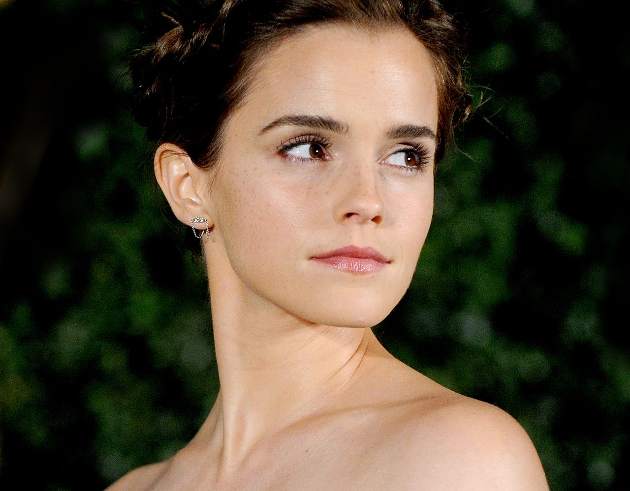 LOOK OF THE DAY: Emma Watson w sukience z odkrytymi ramionami