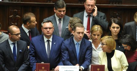 "Naćpane bydło" kontra "nazistowska propaganda". Internet zawrzał po premierze "Puczu"