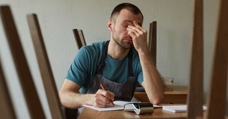 Kelner zdradził, co na czym przyłapał klienta w łazience lokalu. Nie wierzył własnym oczom