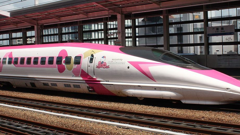 Szybki pociąg ozdobiony wizerunkiem Hello Kitty kursuje między Osaką a Fukuoką