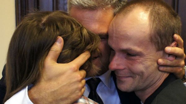 Rodzice Dawida i Daniela oraz Wojciech Leszek Pomorski, prezes Polskiego Stowarzyszenia Rodzice Przeciw Dyskryminacji Dzieci w Niemczech, po ogłoszeniu postanowienia sądu