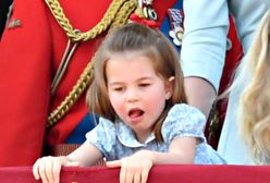 Mała Charlotte naśladowała królową Elżbietę. Nagranie bawi do łez