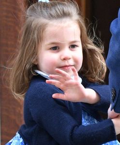 Mała Charlotte nie może siedzieć z rodzicami przy jednym stole. Rygorowi nie ma końca