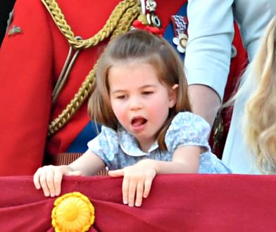 Mała Charlotte naśladowała królową Elżbietę. Nagranie bawi do łez