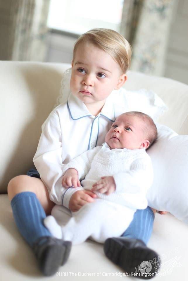 Pierwsze oficjalne zdjęcia księcia George'a i księżniczki Charlotte. Ich autorką jest księżna Kate