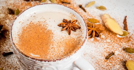 Rozgrzeje w chłodny dzień, orzeźwi w czasie upału. Jak zrobić chai latte?
