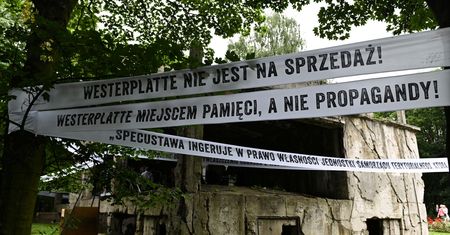 Pracownicy Muzeum Gdańska protestują przeciw specustawie. Wywiesili transparenty, interweniowała policja
