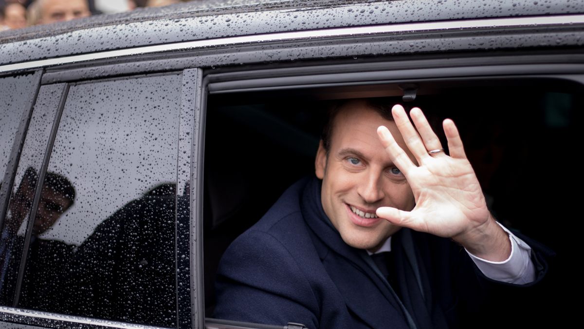 Emmanuel Macron et sa femme Brigitte (Trogneux) quittent leur domicile au Touquet pour aller voter pour le deuxi�me tour de l'�lection pr�sidentielle. Le 7 mai 2017� Dominique Jacovides - Cyril Moreau - S�bastien Valiela / Bestimage French presidential election candidate for the 'En Marche!' (Onwards!) political movement, Emmanuel Macron and his wife Brigitte Trogneux seen leaving their home to go to the city hall to vote for the second round of the presidential election. On may 7th 2017