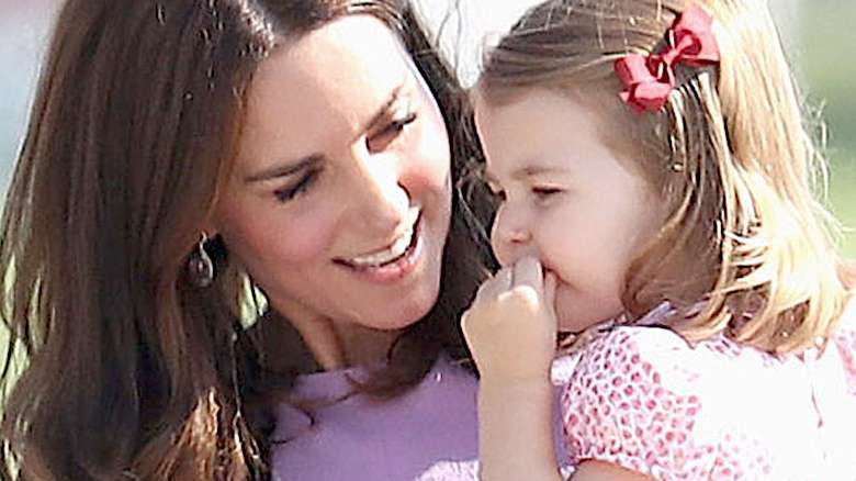 Księżna Kate i księżniczka Charlotte w pubie