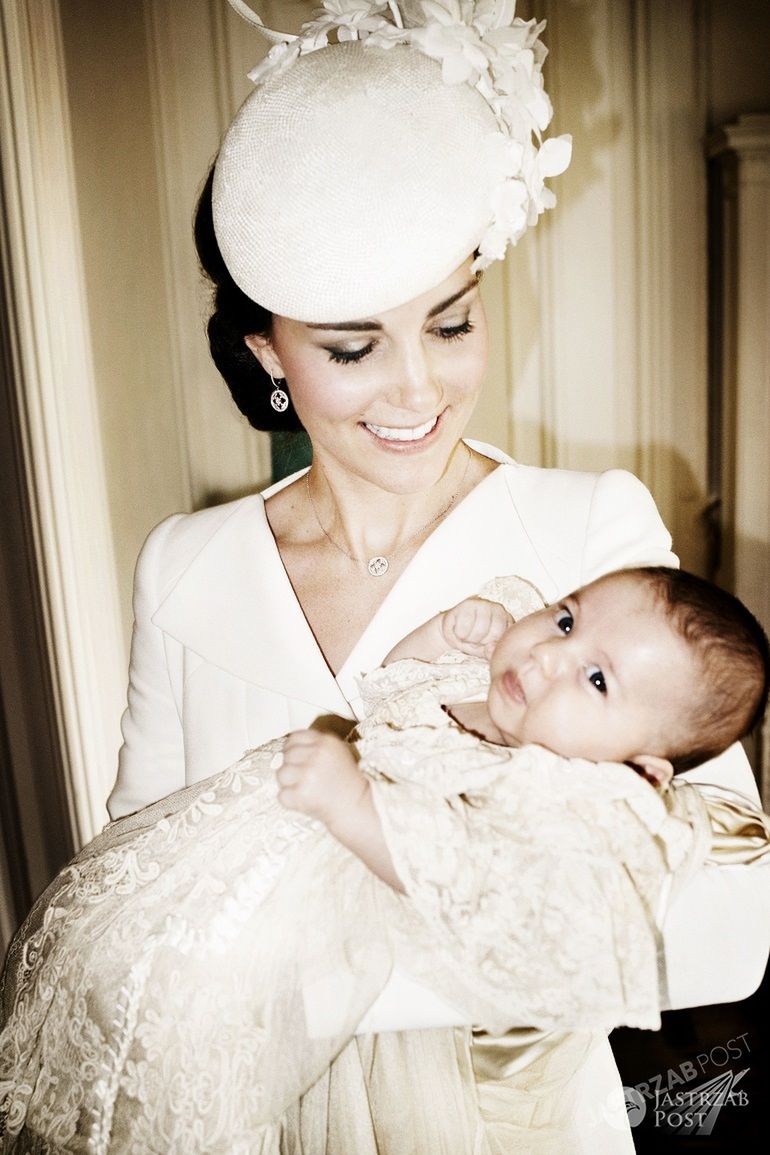 Chrzest księżniczki Charlotte. Oficjalne zdjęcie z mamą, księżną Kate
